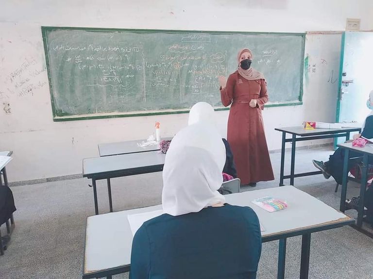 المعلمة رنا زيادة بين الطلاب في المدرسة