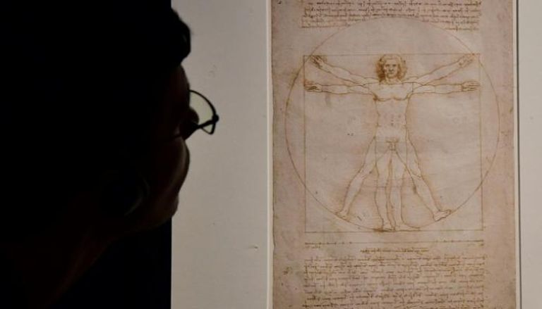 زائر يعاين لوحة "الرجل الفيتروفي" من توقيع ليوناردو دا فينشي في متحف بميلانو