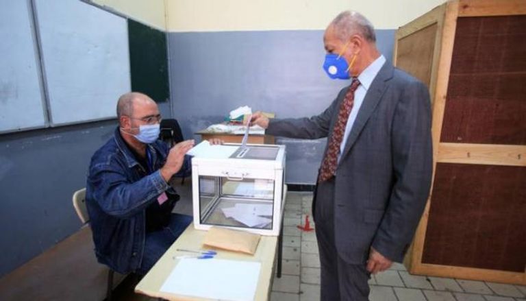 جزائري خلال مشاركته في الاستفتاء على الدستور