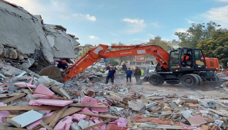 آثار الزلزال في مدينة إزمير التركية