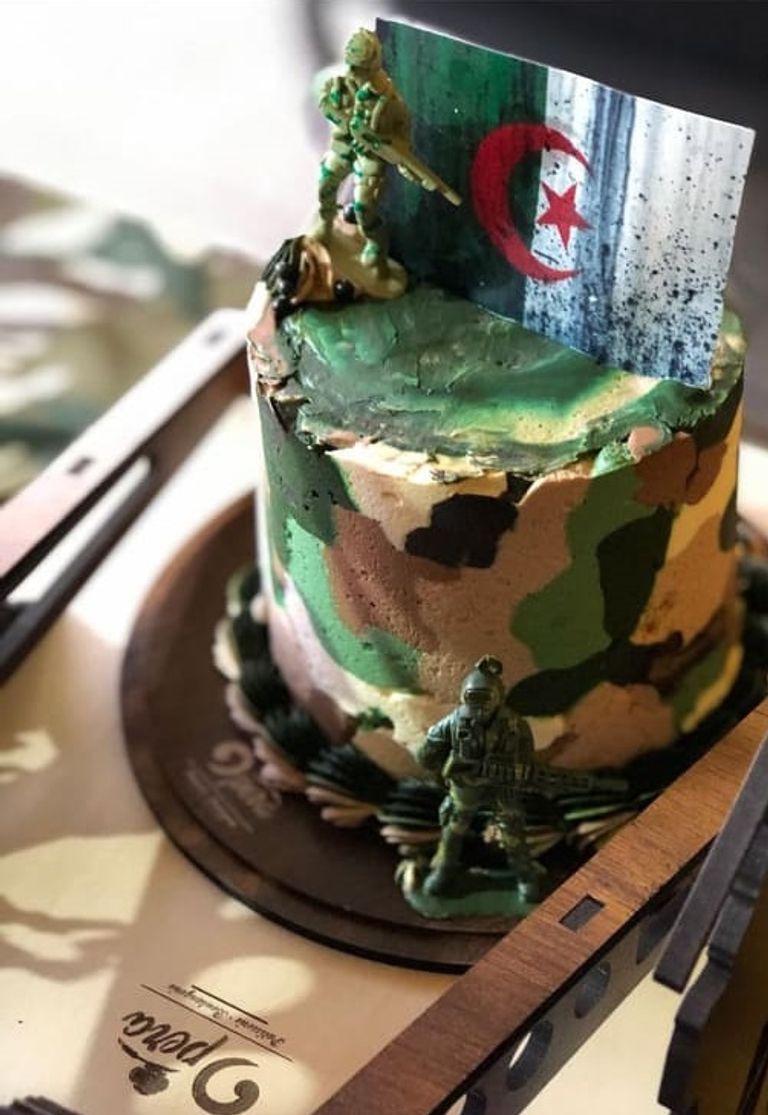 كعكة الاحتفال بعيد الثورة في الجزائر كعكة الاحتفال بعيد الثورة في الجزائر
