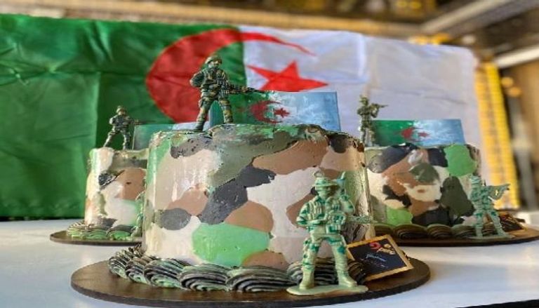 كعكة الاحتفال بعيد الثورة في الجزائر