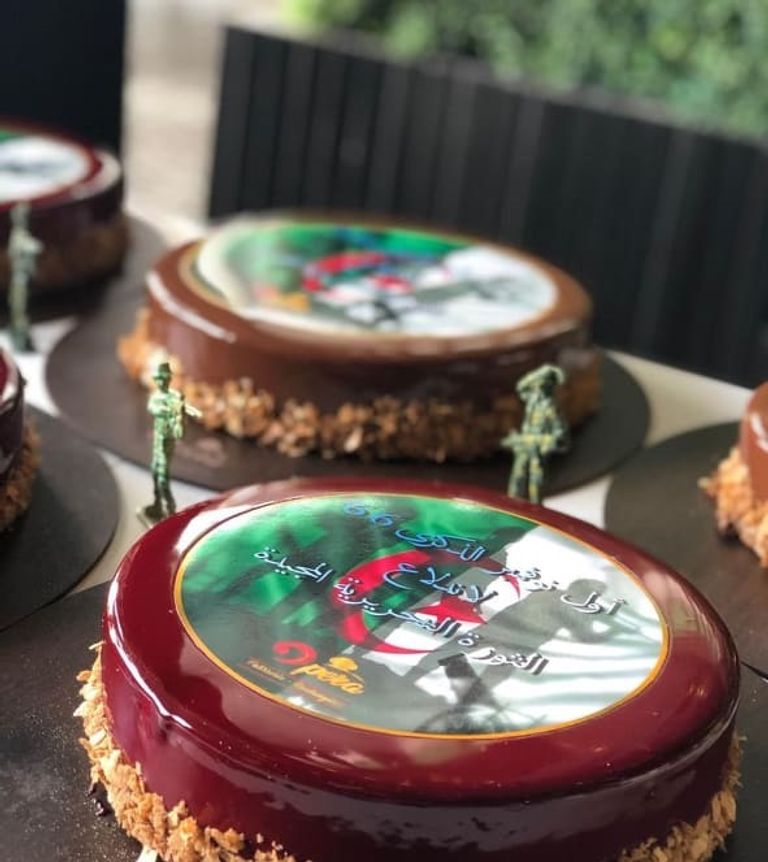 كعكة الاحتفال بعيد الثورة في الجزائر كعكة الاحتفال بعيد الثورة في الجزائر