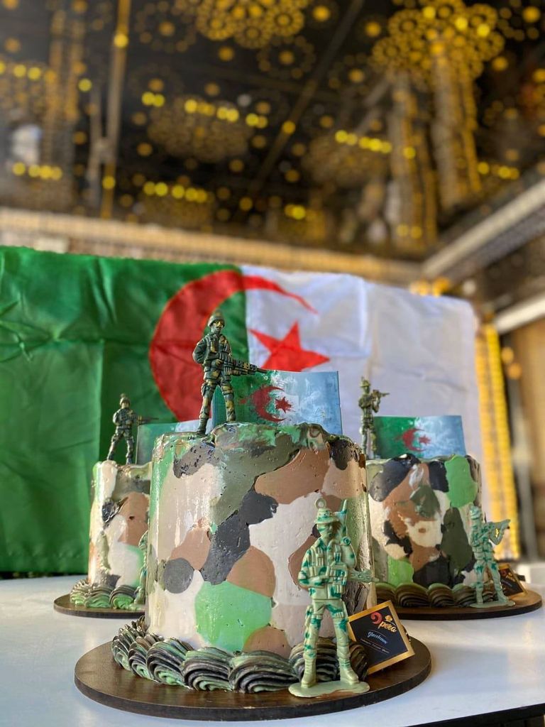 كعكة الاحتفال بعيد الثورة في الجزائر كعكة الاحتفال بعيد الثورة في الجزائر