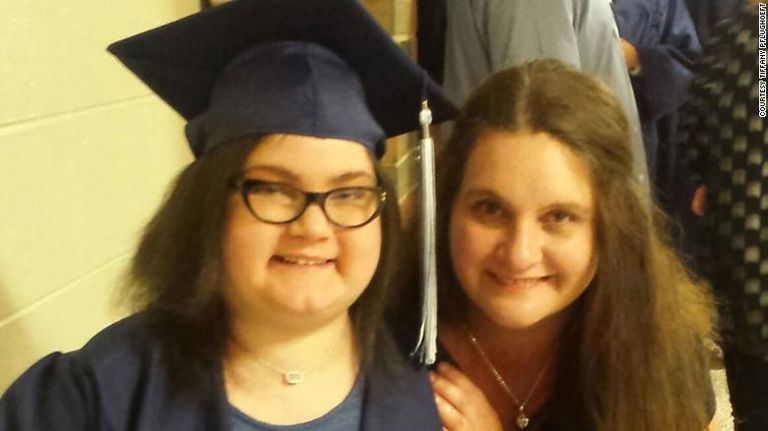 أمبر يوم تخرجها من المدرسة الثانوية مع والدتها تيفاني أمبر فلوجوفت توفيت بعد إرسال بطاقتها بالبريد