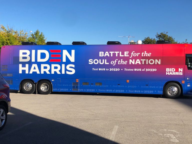 حافلة المرشح الديمقراطي جو بايدن عشرات الشاحنات حاصرت حافلة حملة بايدن