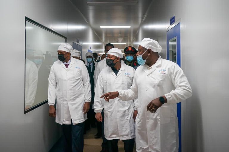 آبي أحمد والبرهان خلال جولة في منطقة أداما الصناعية