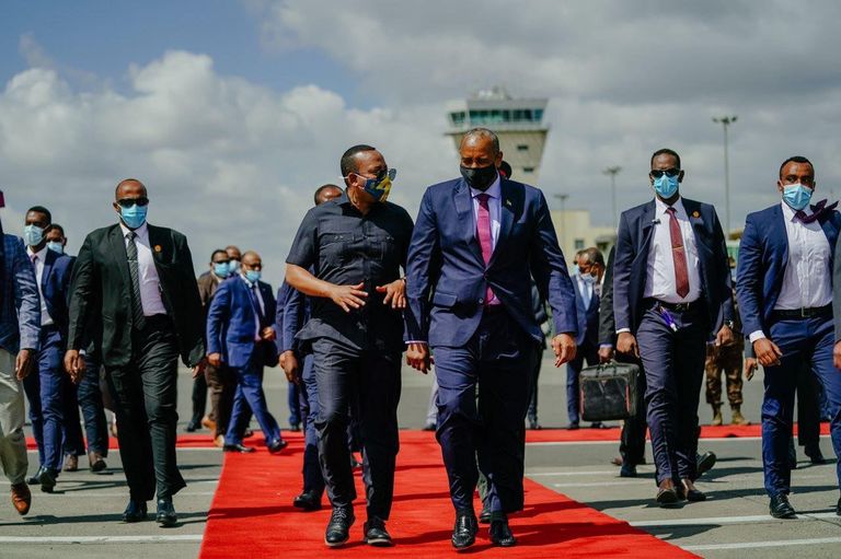 آبي أحمد والبرهان خلال جولة في منطقة أداما الصناعية