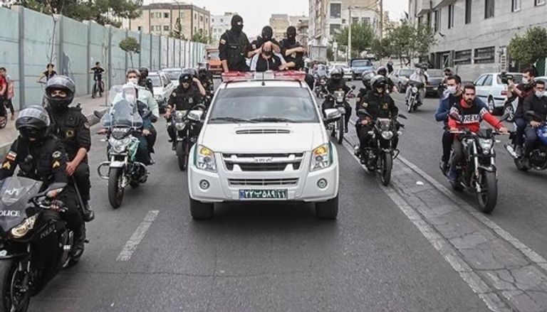 الشرطة الإيرانية تعتدي على متهمين - أرشيف