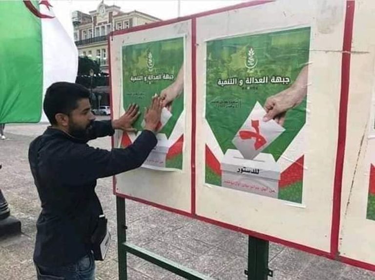 أتباع الإخواني جاب الله وهم يضعون مناشير تحريضية ضد الدستور