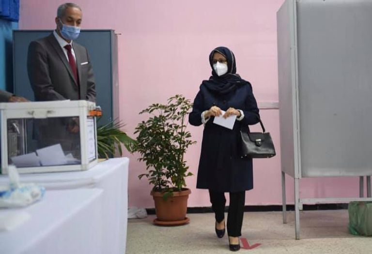 تصويت زوجة الرئيس الجزائري نيابة عنه الرئيس الجزائري عبد المجيد تبون - أرشيفية