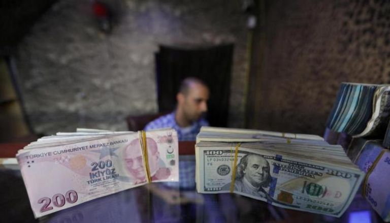 الليرة التركية أسوأ العملات أداء في العالم