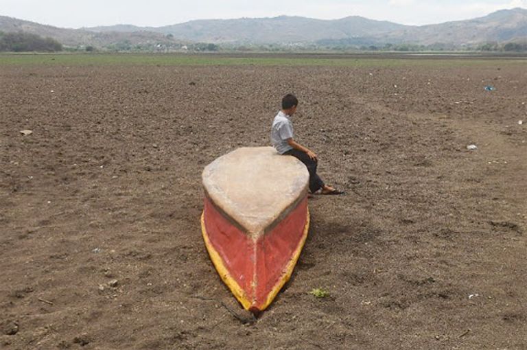 قوارب من خشب كانت تستخدم للصيد في بحيرتي خوكوتوما وتيكامايا اللتين جفتا