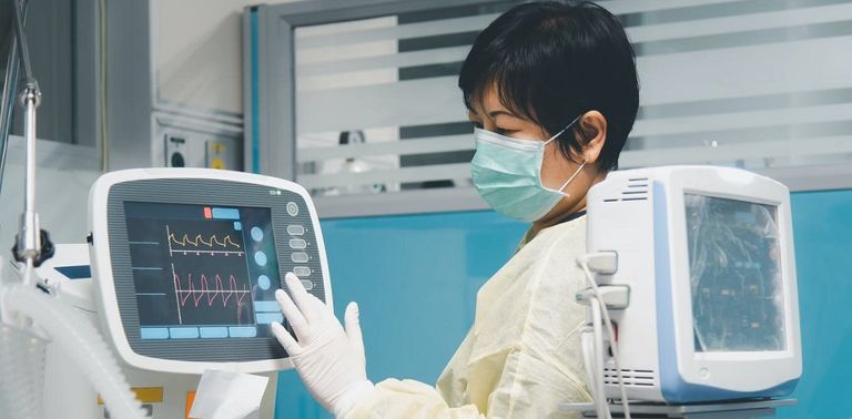 باحث يحلل جينات الفيروس