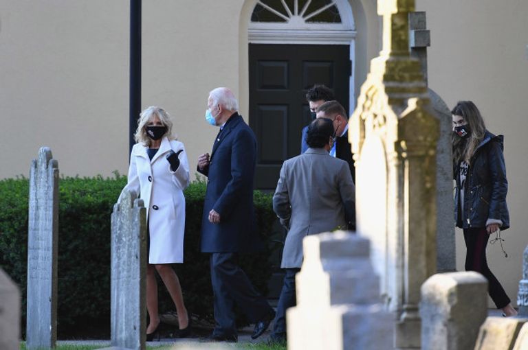 بايدن وزوجته في زيارة لقبر نجلهما
