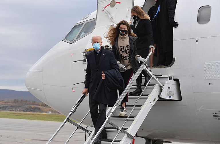 بايدن وزوجته في زيارة لقبر نجلهما