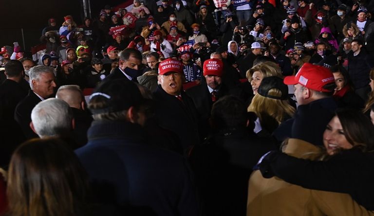الرئيس الأمريكي دونالد ترامب وسط أنصاره في آخر تجمع من حملته الانتخابية، في جراند رابيدز بولاية ميشيجن. الرئيس الأمريكي دونالد ترامب في آخر تجمع انتخابي له- الفرنسية