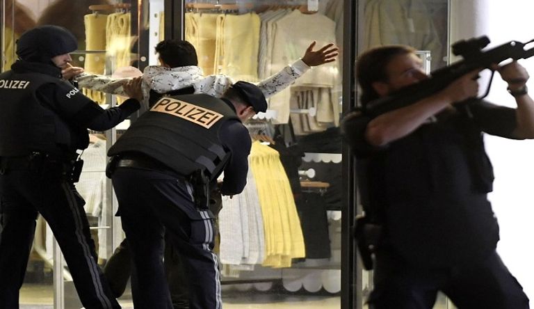 الشرطة النمساوية تقوم بتفيش مشتبه به في حادث فيينا الإرهابي
