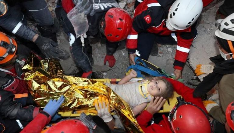 لحظة انتشال الطفلة التركية من تحت الأنقاض