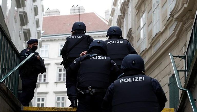 عناصر من الشرطة النمساوية خلال عملية أمنية