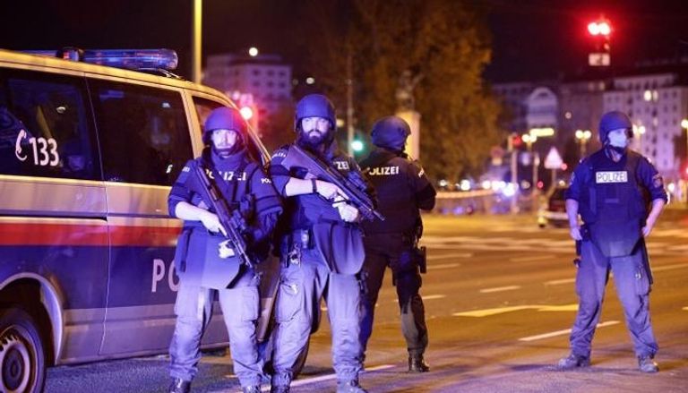 عناصر من الشرطة النمساوية في فيينا - رويترز