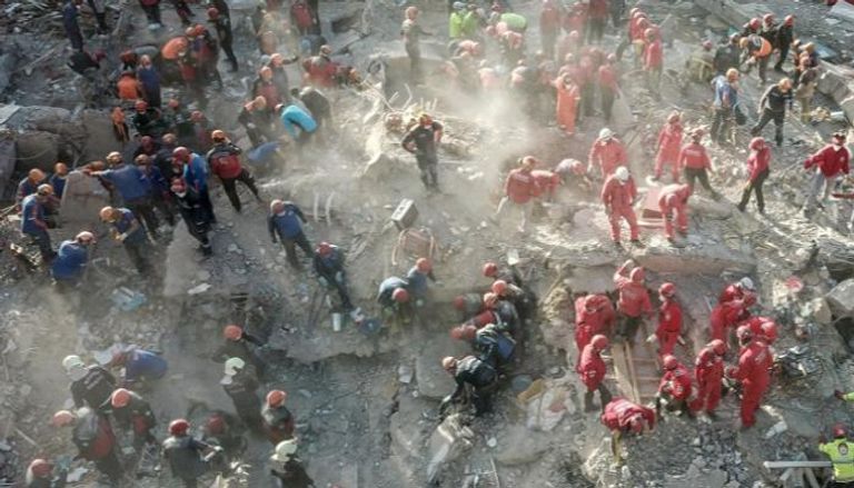 كارثة زلزال إزمير أسفرت عن مقتل العشرات - أ.ف.ب