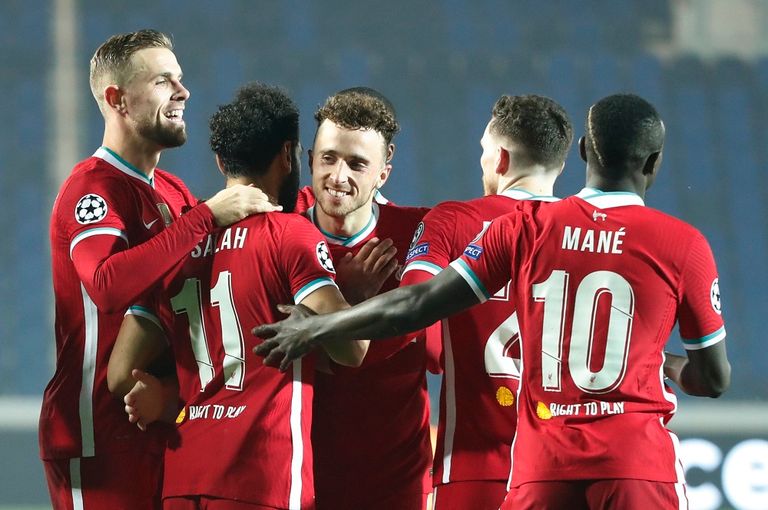 لاعبو ليفربول يحتفلون بأحد الأهداف أمام أتالانتا ديوجو جوتا نجم ليفربول أمام أتالانتا