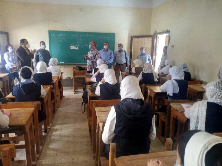 طالبات بأحد الصفوف الدراسية يرتدين الكمامات في مصر