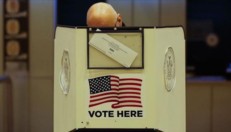 أمريكي يدلي بصوته في الانتخابات الرئاسية