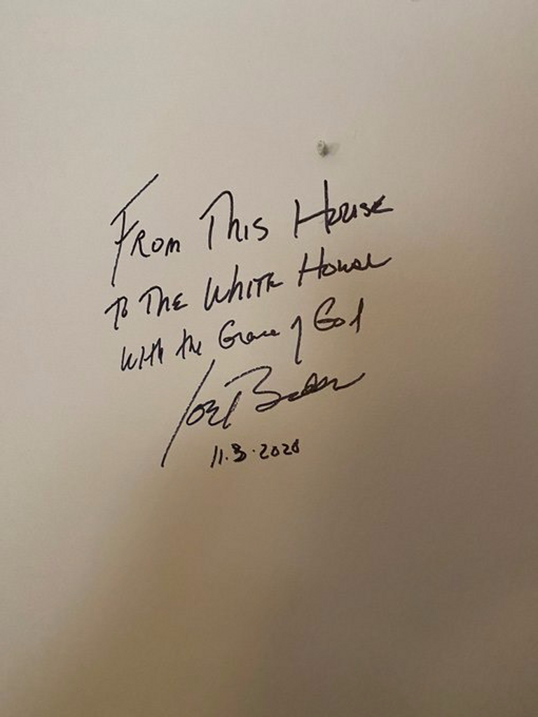 بايدن أمام منزل طفولته في مدينة سكرانتون بولاية بنسلفانيا