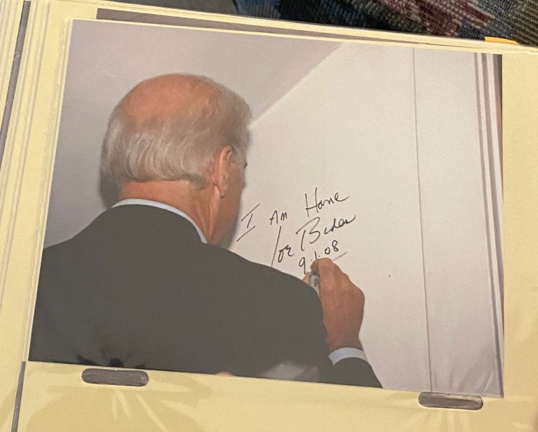 بايدن أمام منزل طفولته في مدينة سكرانتون بولاية بنسلفانيا