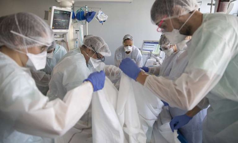 طبيبان جزائريان في قسم خاص بحالات الإصابة بفيروس كورونا - أرشيفية