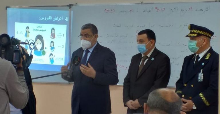 رئيس الوزراء الجزائري عبد العزيز جراد اليوم الأربعاء بمتوسطة في العاصمة طبيبان جزائريان في قسم خاص بحالات الإصابة بفيروس كورونا - أرشيفية