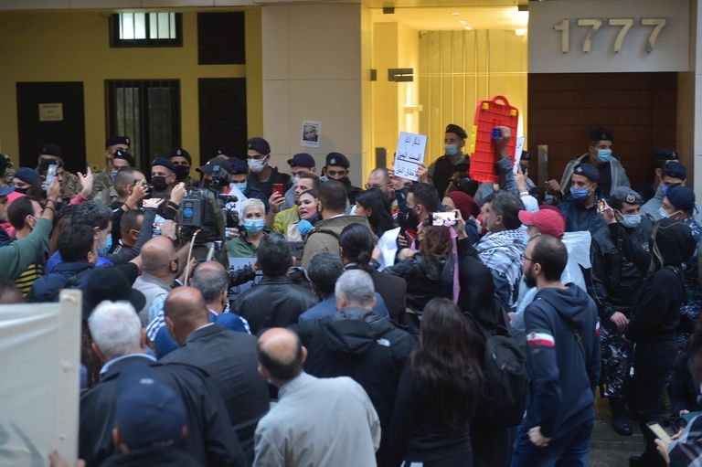 جانب من المظاهرات أمام قاضي التحقيقات