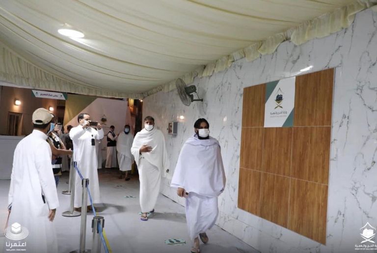أول فوج من معتمري الخارج يبدأ مناسك العمرة