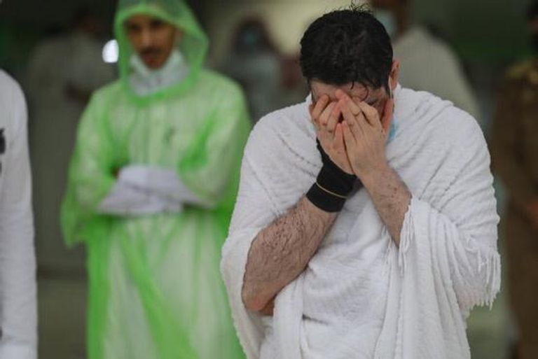 أول فوج من معتمري الخارج يبدأ مناسك العمرة