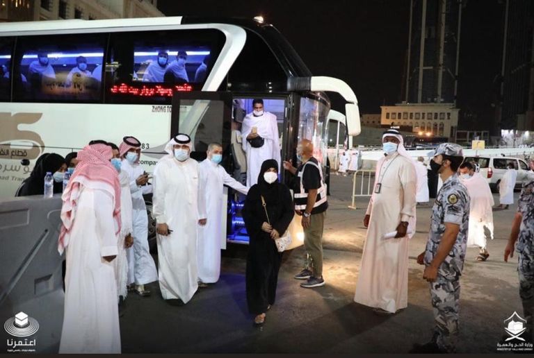 أول فوج من معتمري الخارج يبدأ مناسك العمرة