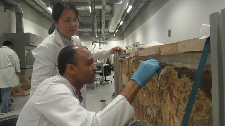 فريق عمل مشروع حفظ وترميم الآثار بالمتحف المصري الكبير  