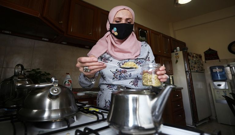 خوفاً من كورونا.. أردنيون يلجأون للأعشاب لتعزيز المناعة - صورة 1