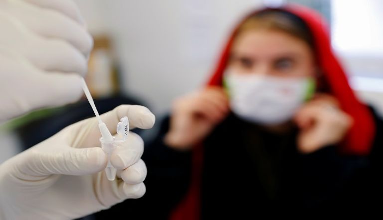 شخص يخضع لاختبار فيروس كورونا