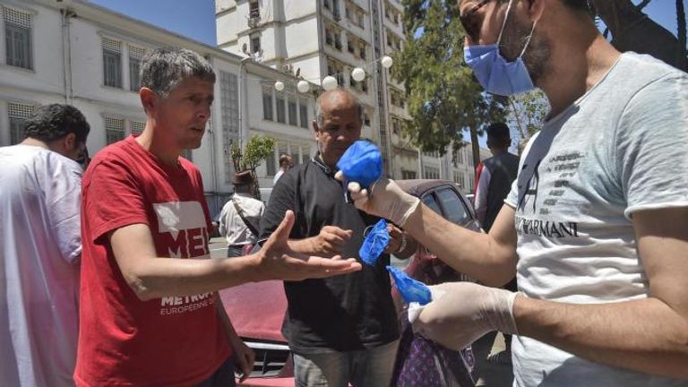 توزيع الكمامات في الجزائر مصابون بكورونا بأحد مستشفيات الجزائر - أرشيفية