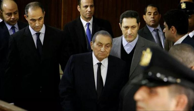 الرئيس المصري الراحل حسني مبارك ونجلاه – أ ف ب