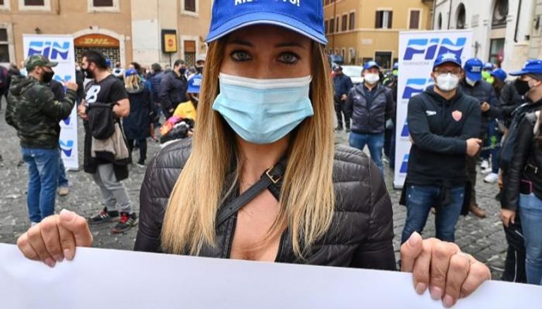 إيطالية تشارك باحتجاج ضد قيود كورونا