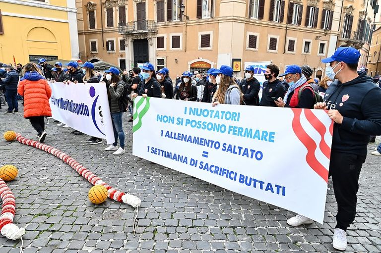 إيطالية تشارك باحتجاج ضد قيود كورونا