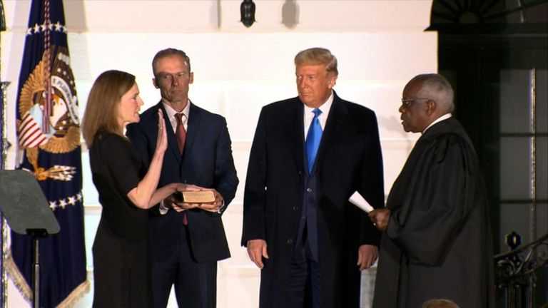 إيمي باريت تؤدي اليمين الدستورية