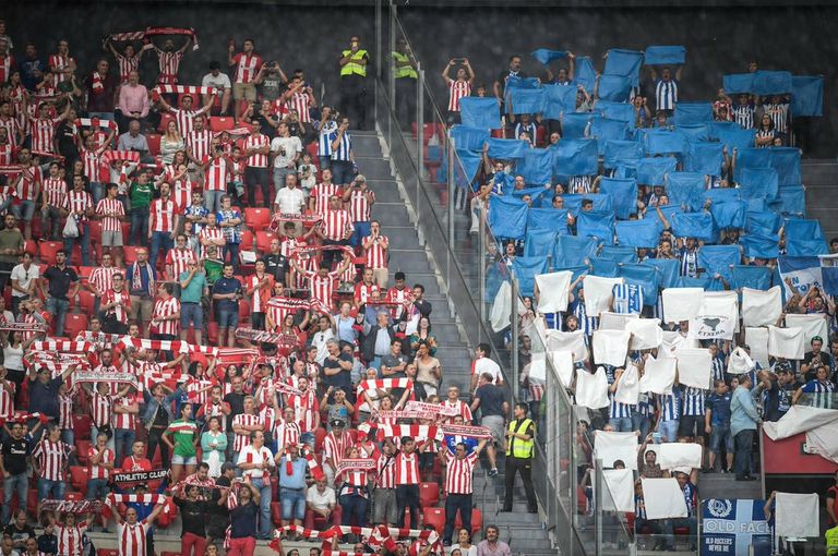 ملعب خالٍ من الجماهير