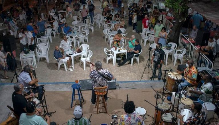 حشود تحيط بالموسيقي ماوسير لوز في ريو دي جانيرو