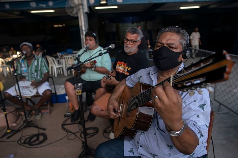 حشود تحيط بالموسيقي ماوسير لوز في ريو دي جانيرو