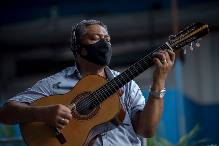 حشود تحيط بالموسيقي ماوسير لوز في ريو دي جانيرو