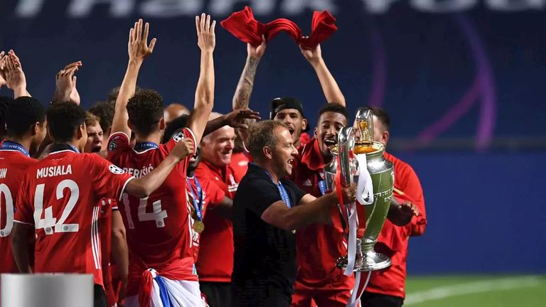 لاعبو فريق بايرن ميونخ الألماني يحتفلون بالتتويج بلقب دوري أبطال أوروبا موسم 2020 بيب جوارديولا